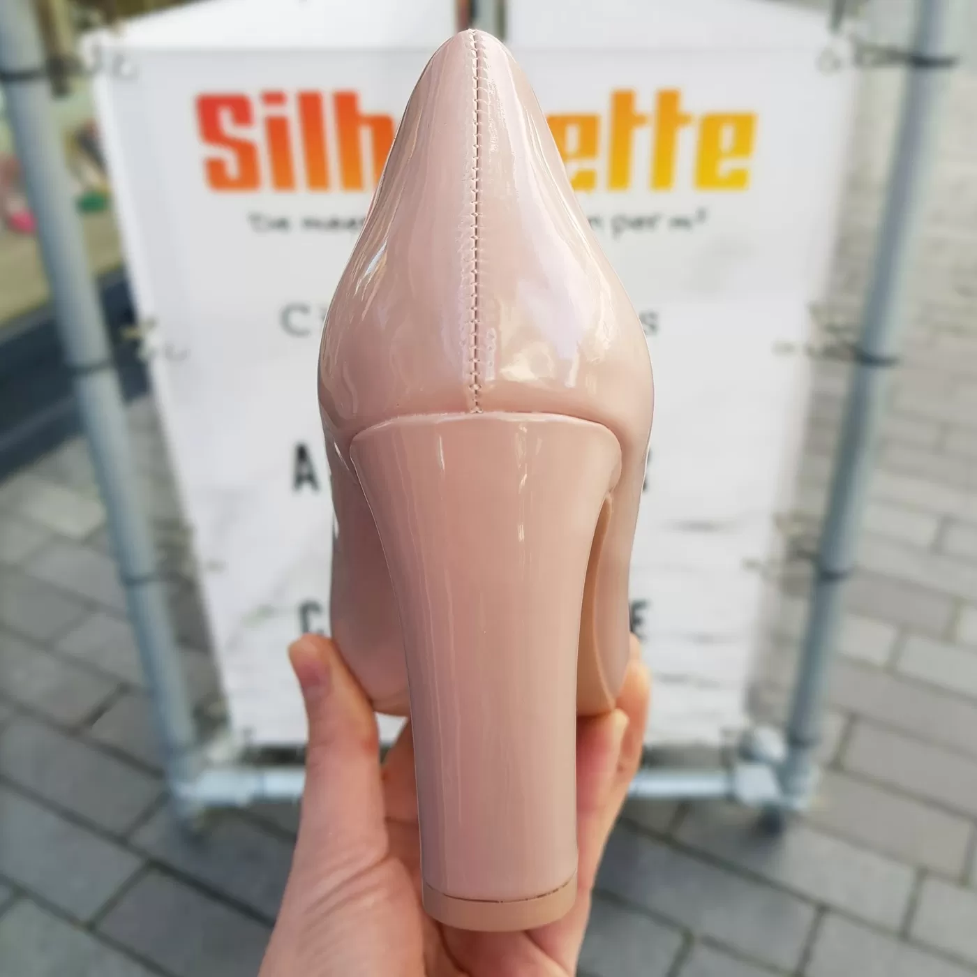 Nude lakpumps met slanke blokhak